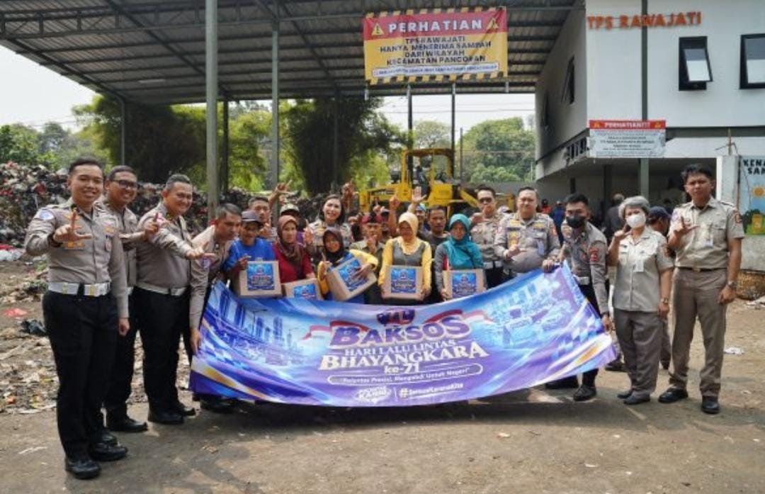 Jelang HUT ke-71 Lalu Lintas Bhayangkara, Korlantas Polri Bagikan Sembako untuk Warga TPS Rawajati