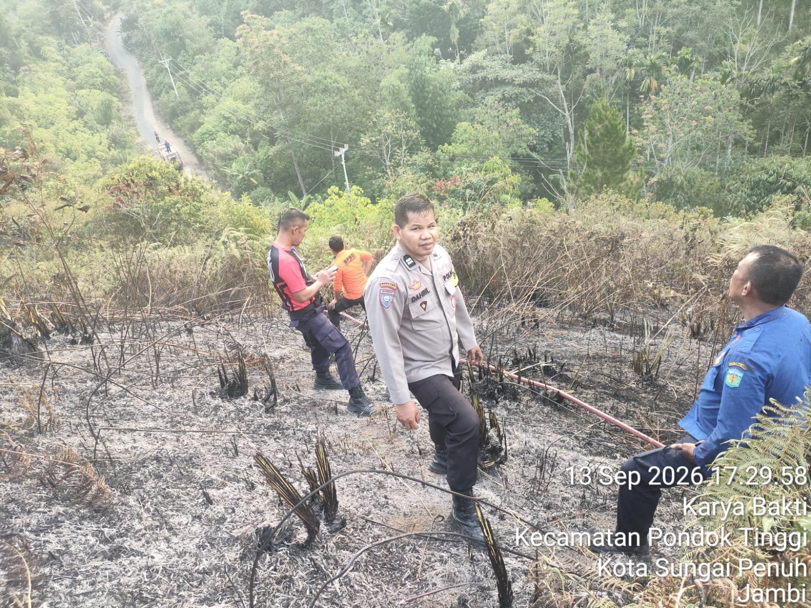 Polsek Sungai Penuh Bersama Damkar Padamkan Karhutla Seluas 0,5 Hektare di Ulu Air