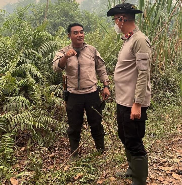 Turun Langsung Padamkan Api, Dirsamapta Bersama Personel Ditsamapta Sigap Hadapi Karhutla