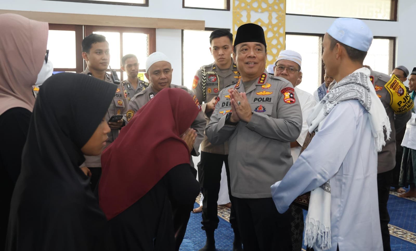 Sentuhan Hangat Wakapolri di Masjid Natabel Jannah: Sapa Warga Palangka Raya dan Santuni Anak Yatim