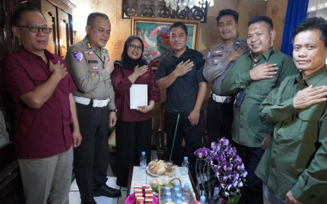 Sambut HUT ke-71 Lalu Lintas, Korlantas Polri Besuk Personel PJR yang Sakit, Sampaikan Pesan Semangat dari Kakorlantas
