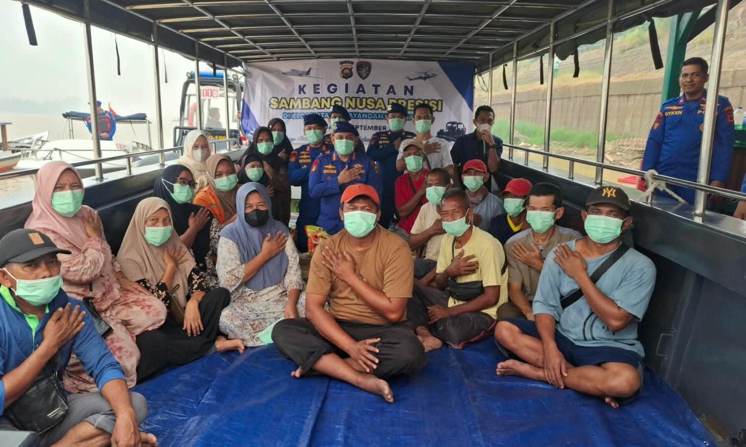 Ditpolairud Polda Jambi Sambangi Warga, Bagikan Masker dan Sembako di Tengah Kabut Asap