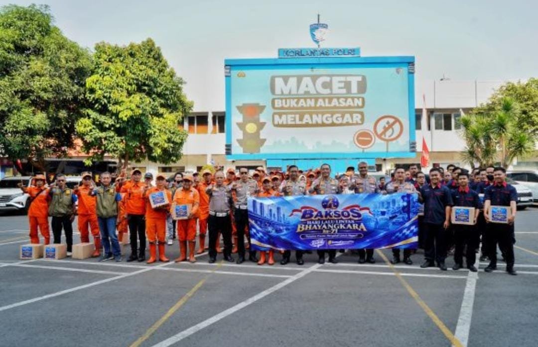 Tebar Kepedulian Jelang HUT ke-71 Lalu Lintas, Korlantas Polri Bagikan Sembako ke Petugas PPSU hingga OB