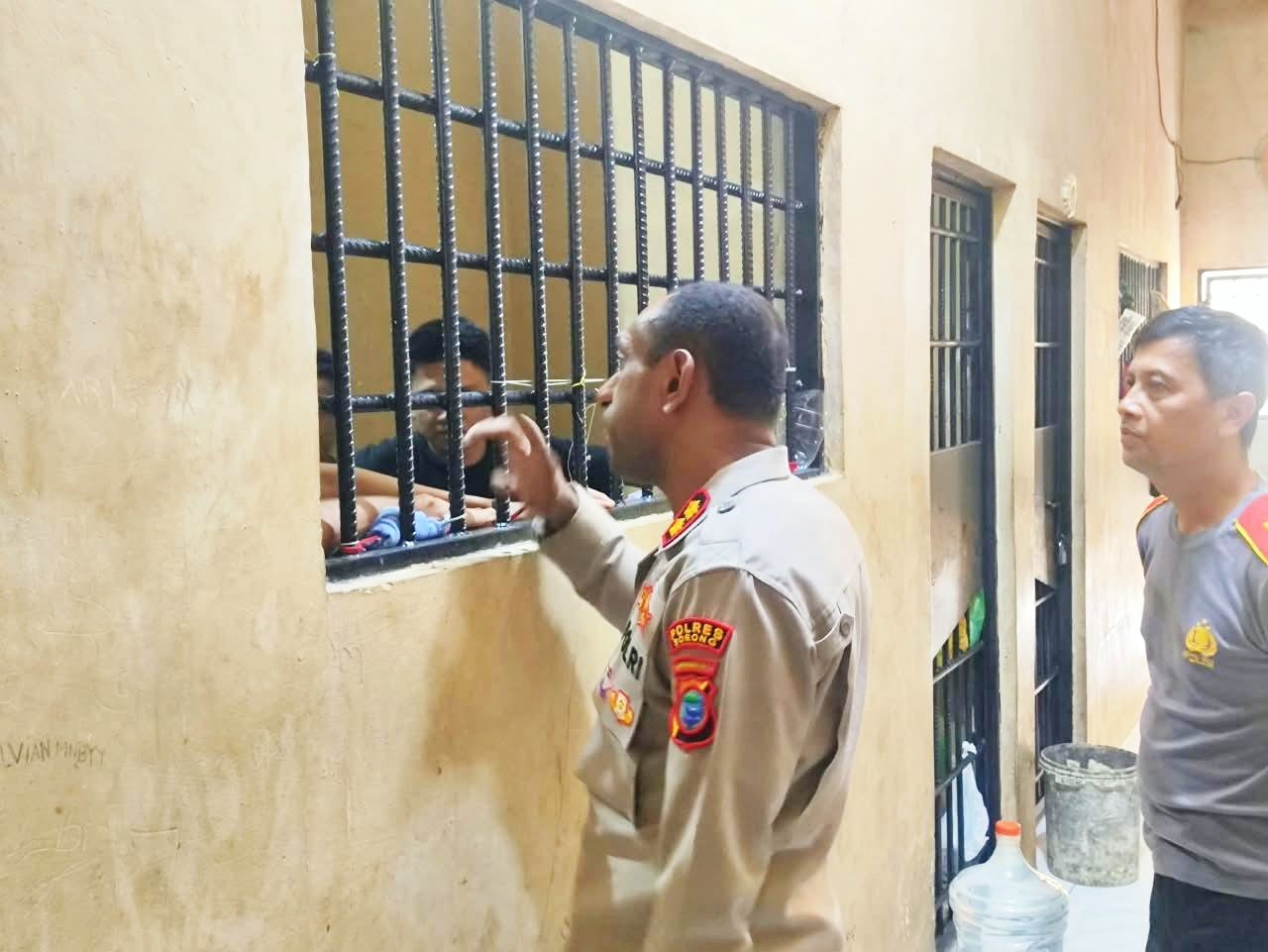 Sentuhan Kemanusiaan Dari Balik Jeruji: Saat Kapolres Sorong Berbagi Kasih Dengan Tahanan