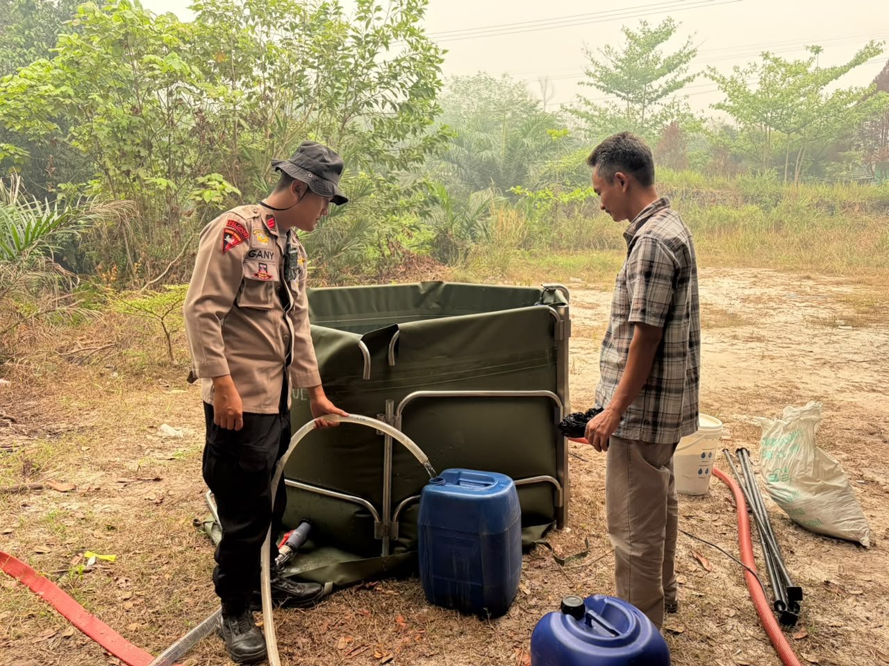 Bakti Brimob untuk Masyarakat, Satbrimob Polda Kalteng Salurkan Air Bersih bagi Warga Sidomulyo