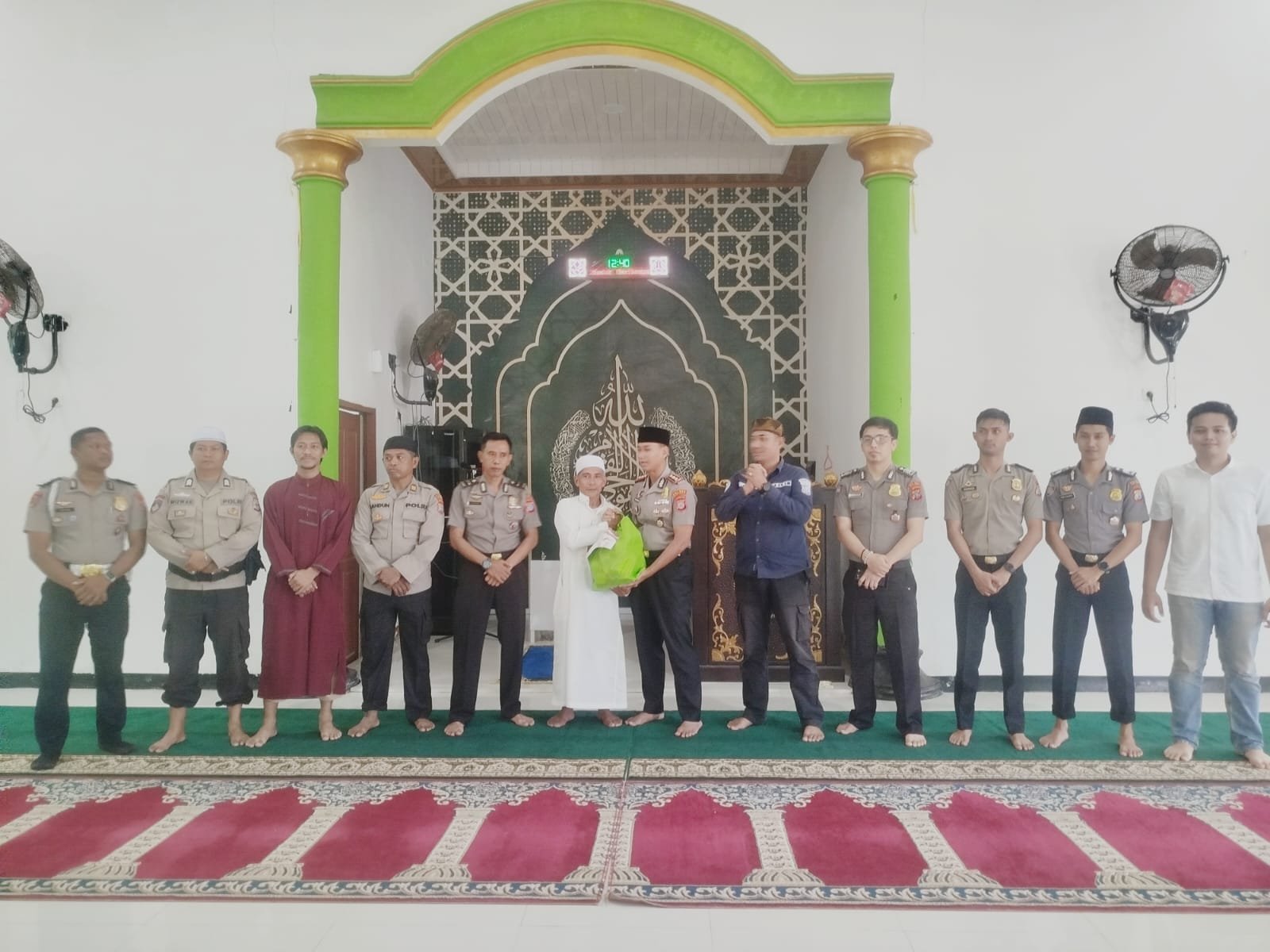 Dukung Program Kapolri, Kapolres Raja Ampat Gelar Jumat Keliling dan Salurkan Bingkisan Kepada Imam Masjid Al-Harizi