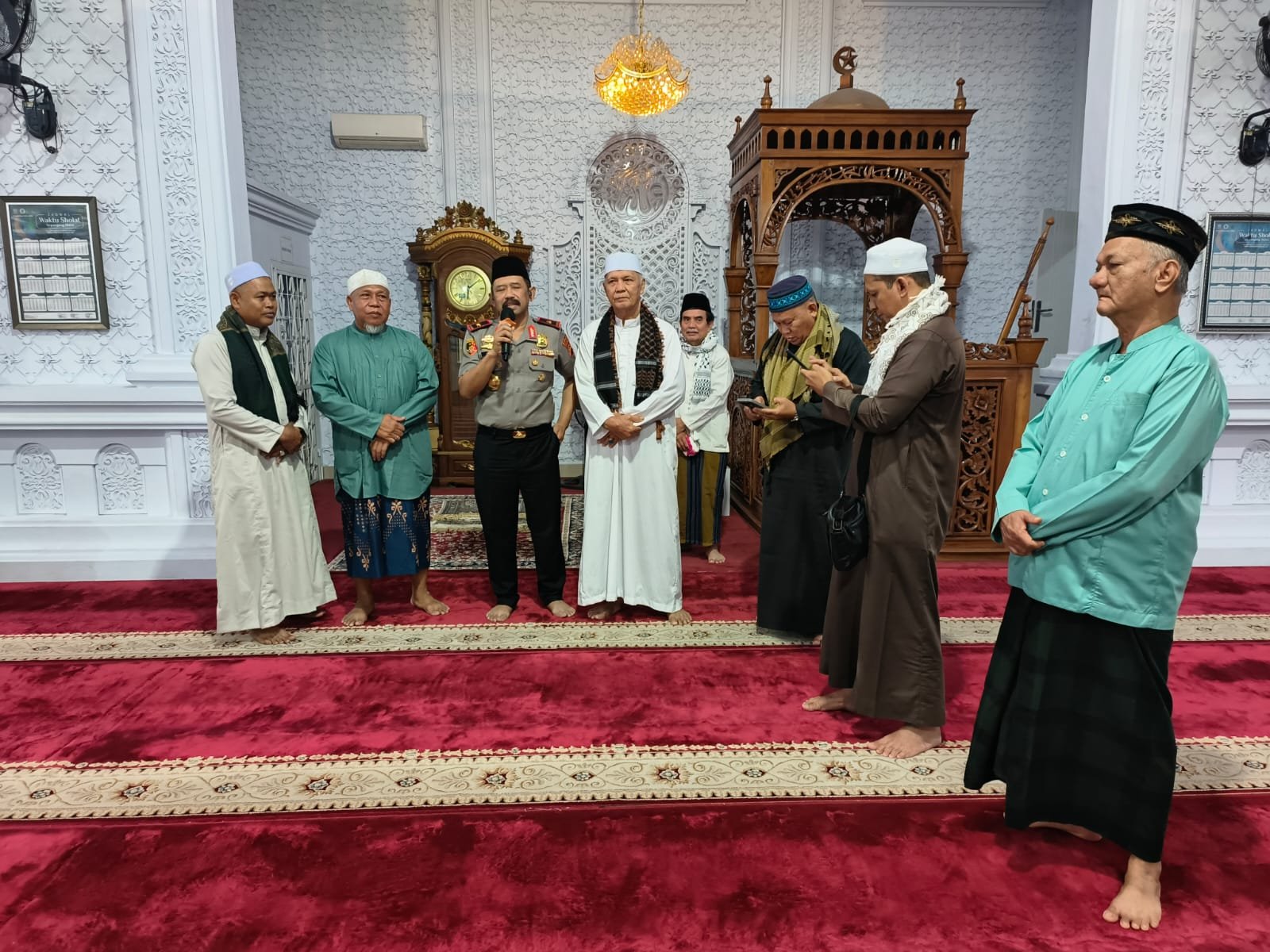 Wakapolda Jambi Laksanakan Sholat Subuh Keliling, Ajak Masyarakat Jaga Kamtibmas dan Lindungi Generasi Muda