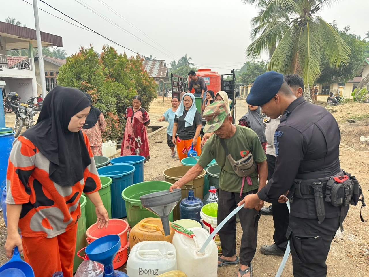 Brimob Polda Jambi Salurkan Air Bersih untuk Masyarakat Desa Pulau Lintang Sarolangun