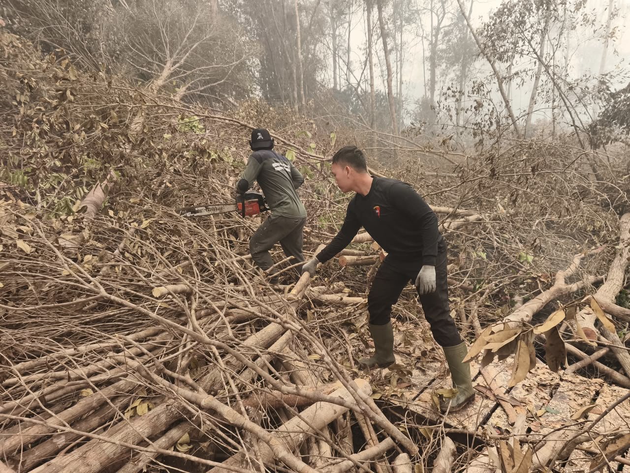 Tempuh Jalur Air, Brimob Kalteng Berjibaku Padamkan Karhutla