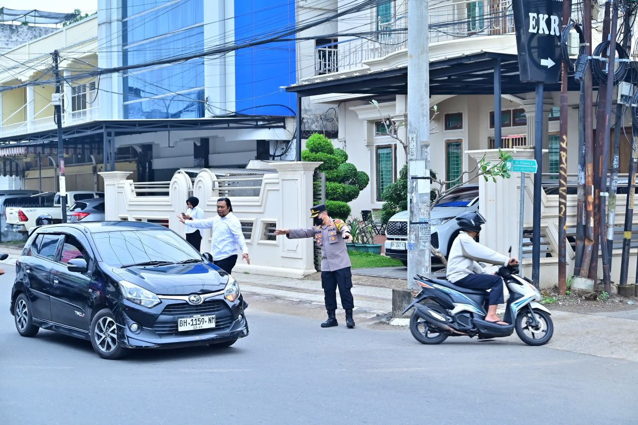 Wujudkan Polisi Bersama Masyarakat, Wakapolda Jambi dan PJU Polda Jambi Laksanakan Gatur Lalu Lintas