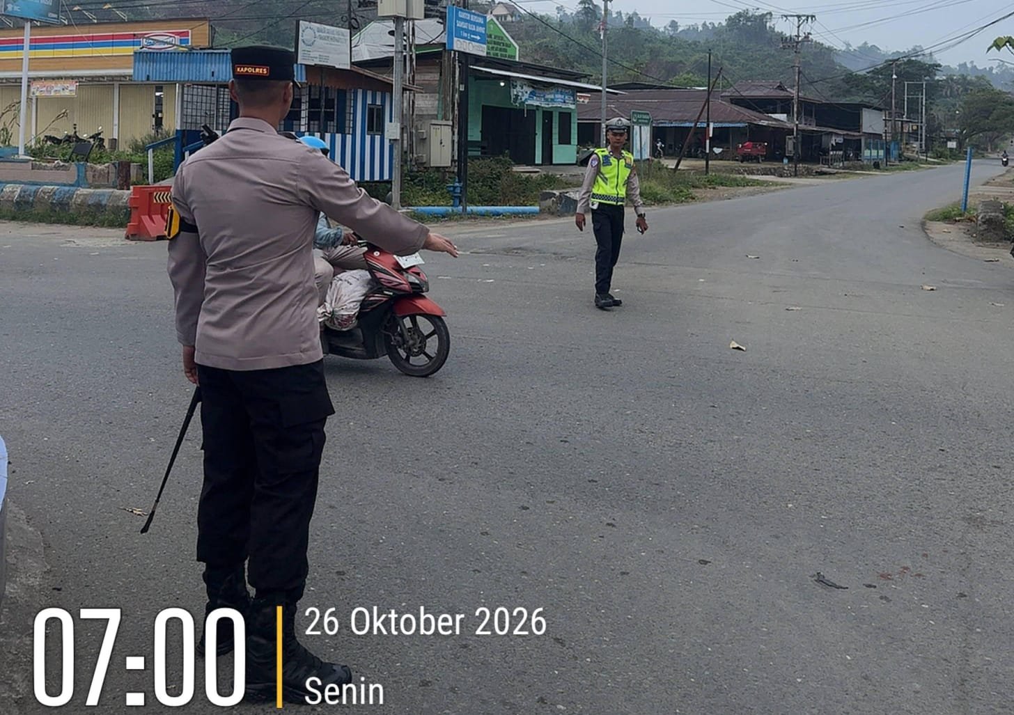Wujud Kehadiran Polri di Garda Terdepan, Kapolres Raja Ampat Turun Langsung Atur Lalu Lintas Pagi di Bundaran HI