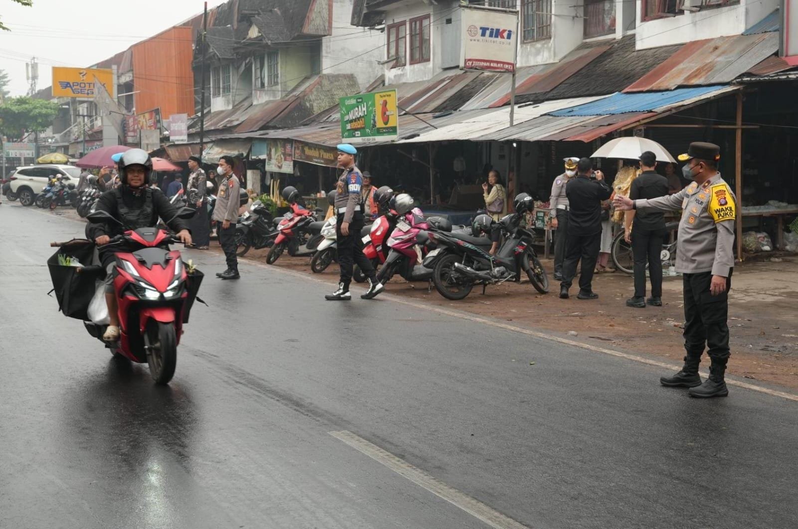 Wujudkan Pelayanan kepada Masyarakat, Wakapolda Kalteng Bersama Pejabat Utama Atur Lalu Lintas