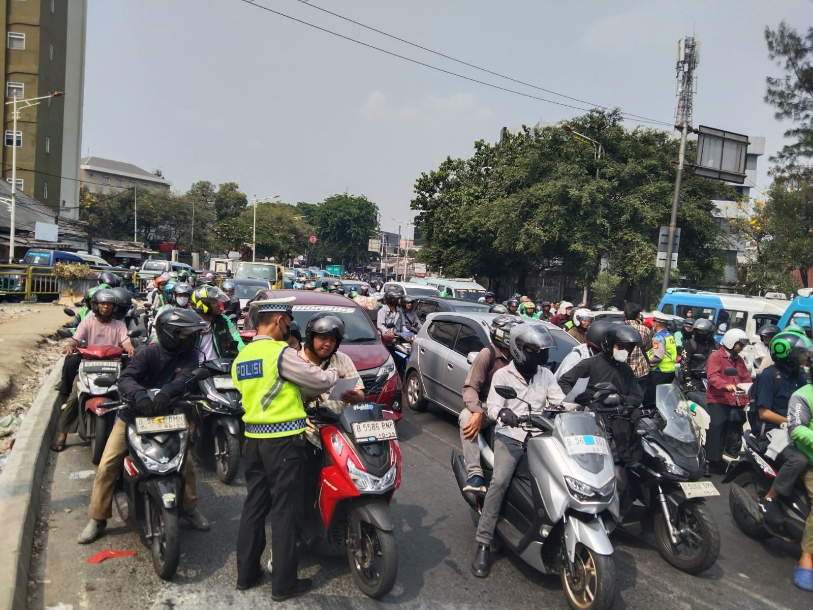Satlantas Metropolitan Jakarta Barat Sosialisasikan Operasi Patuh Jaya 2026 Disejumlah Traffic Light dan Tempat Keramaian