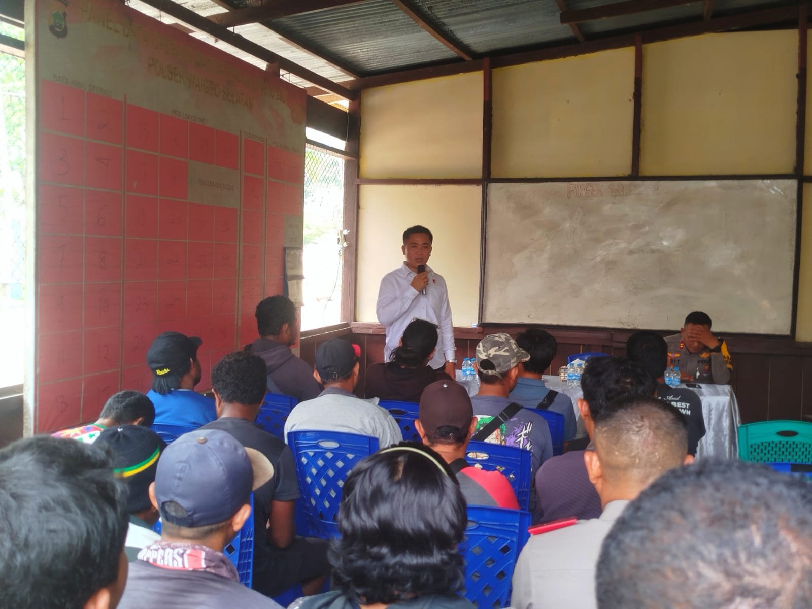 Bangun Sinergi dengan Tokoh Masyarakat, Polres Raja Ampat Gelar Penyuluhan Harkamtibmas dan Bagi Sembako