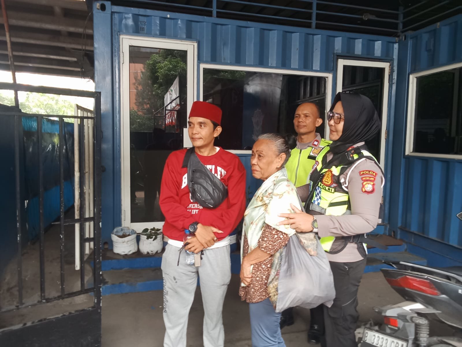 Polisi Bersama Masyarakat, Uluran Tangan Polantas Jakbar untuk Ibu Wati yang Kehabisan Ongkos di Jakarta