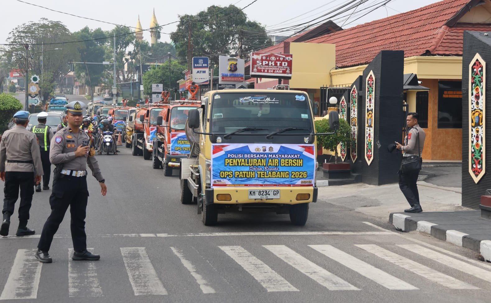 Peduli Warga Terdampak Karhutla dan Kekeringan, Kapolda Kalteng Salurkan Air Bersih untuk Warga Pangkalan Bun