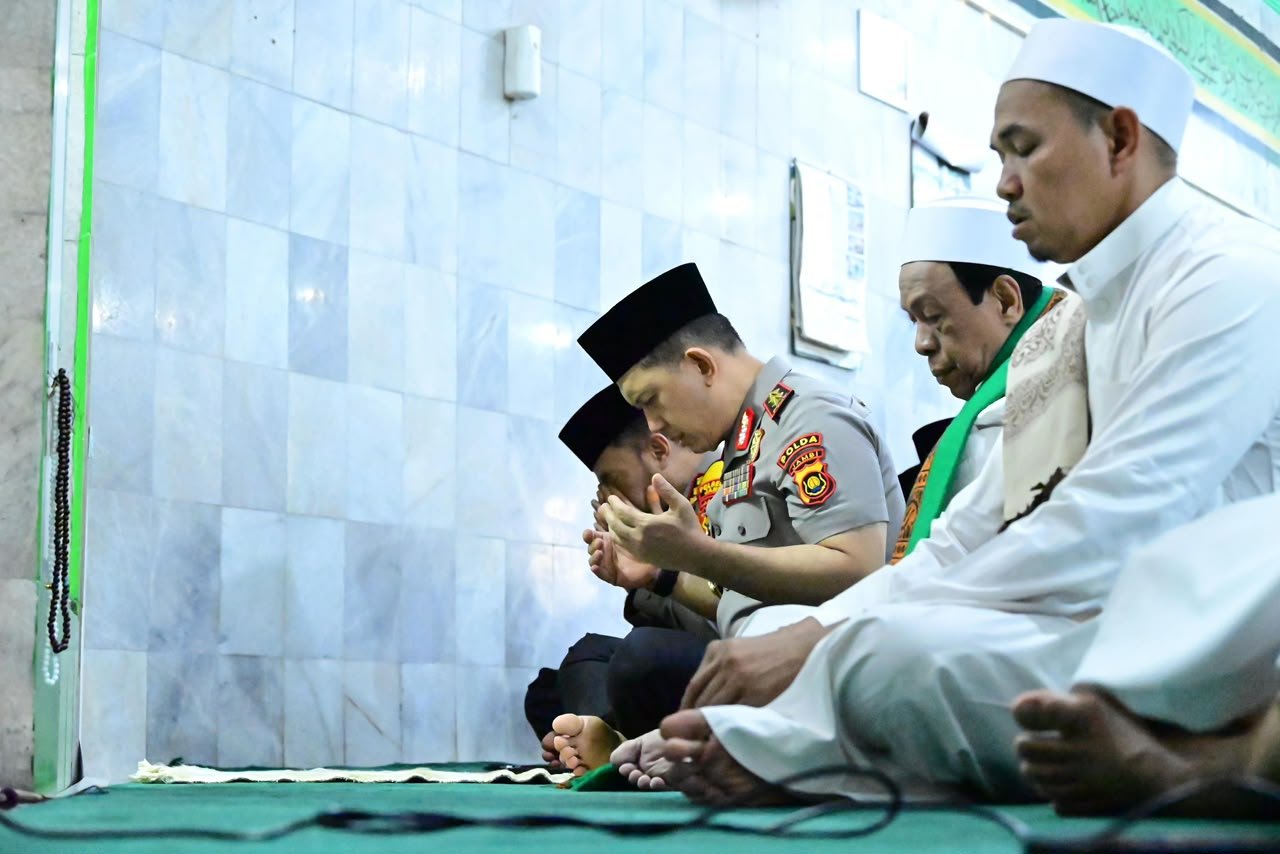 Sholat Jumat Keliling di Masjid Rahmatullah, Kapolda Jambi Ajak Masyarakat Bersama Jaga Kamtibmas