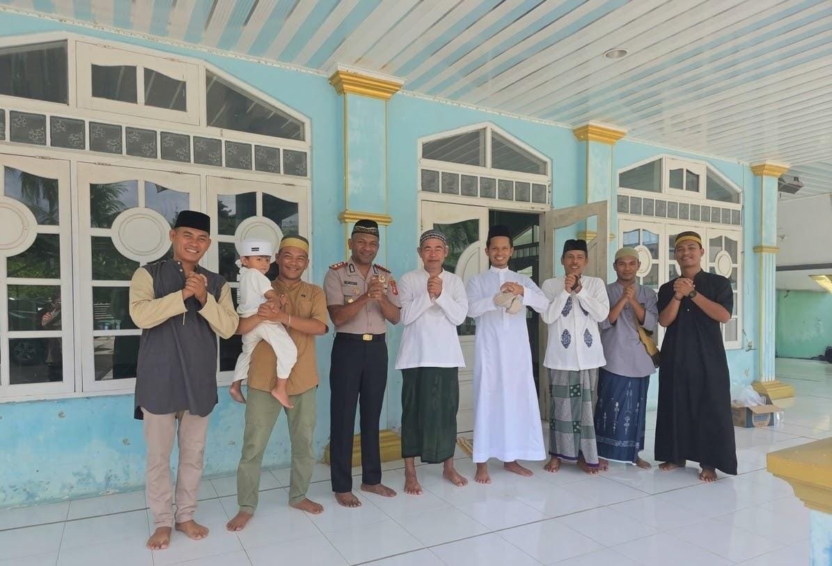 Polisi Bersama Masyarakat: Kapolres Sorong Sapa Jamaah Masjid Al Ikhlas Lewat Program Jumat Keliling