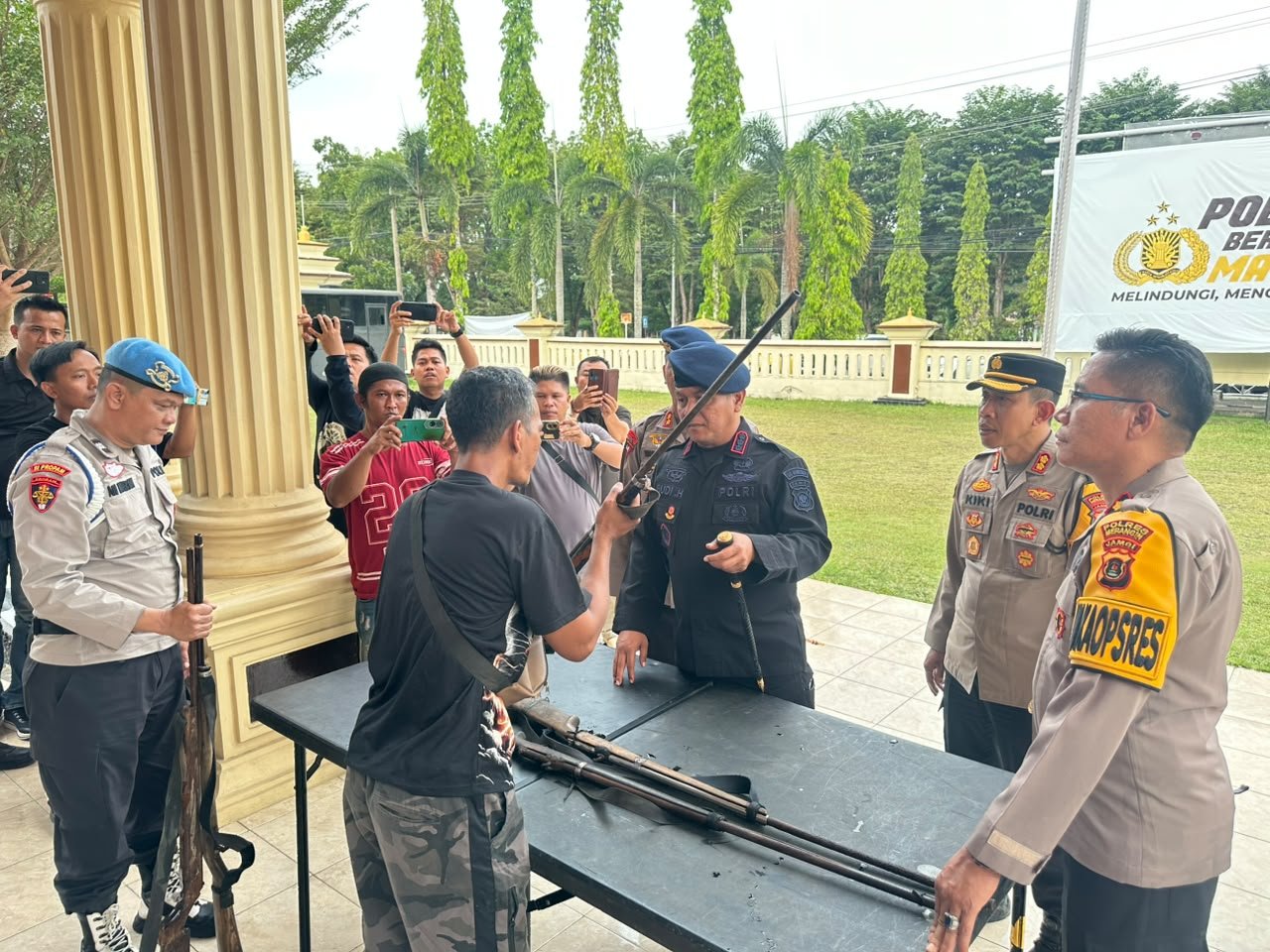 Pendekatan Humanis Kapolda Jambi, Bantuan Kambing Disambut Penyerahan Senjata Api Rakitan Secara Sukarela oleh SAD