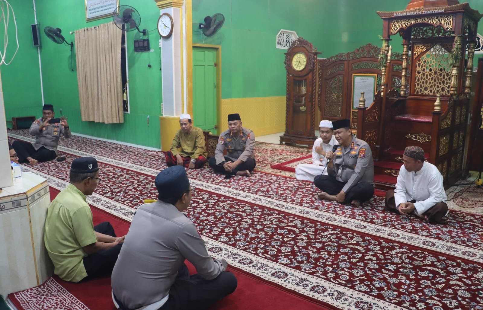 Silaturahmi Kamtibmas Setelah Salat Subuh dengan Jamaah Masjid Daruth Thayyibah, Kapolda Kalteng Ajak Perkuat Sinergi Jaga Kamtibmas
