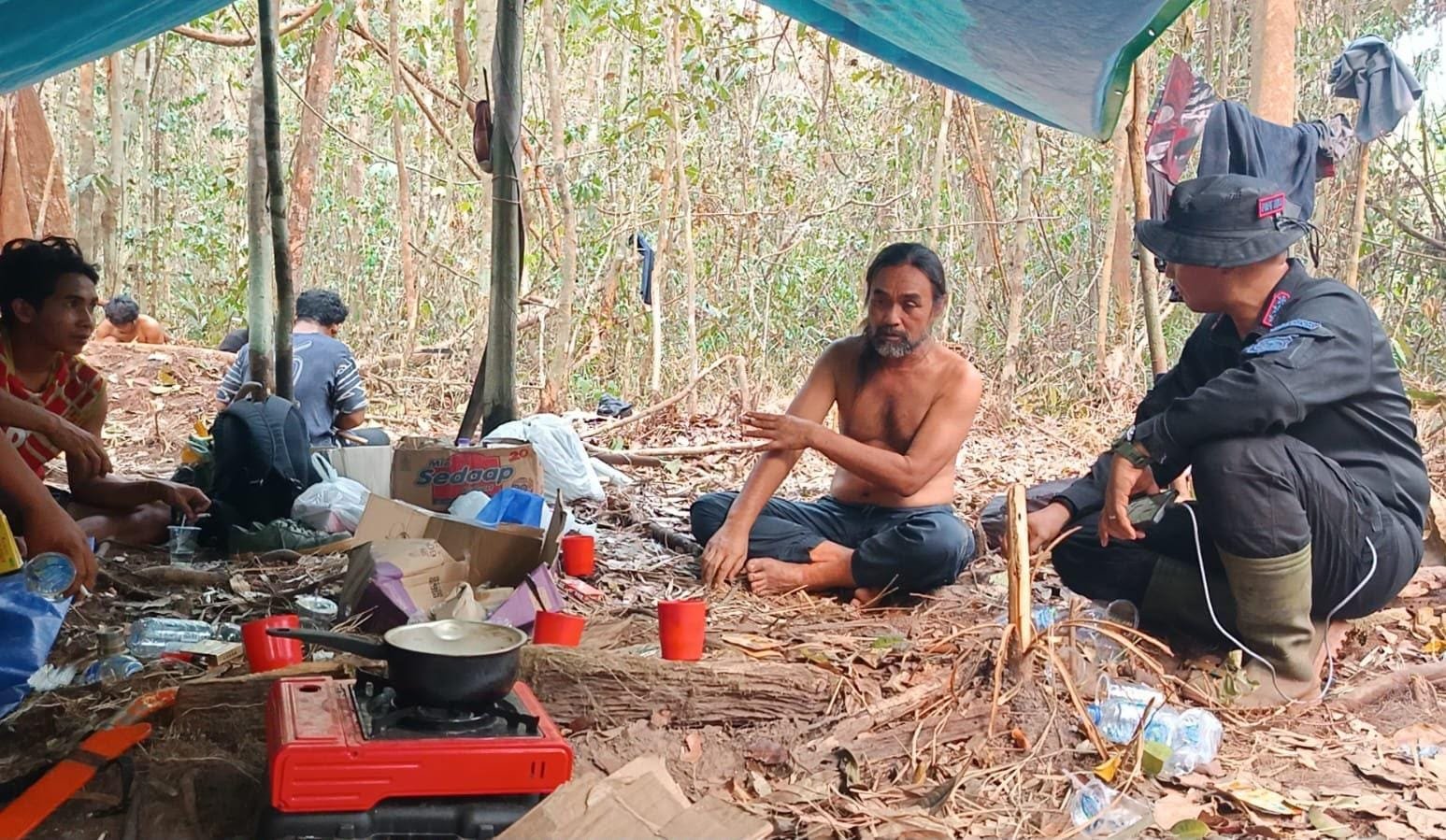 Dansatbrimob Polda Kalteng Turun Langsung Penanganan Karhutla di Taman Nasional Tanjung Puting